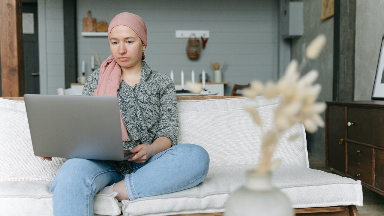 Lady with hair loss searching for a wig on her computer